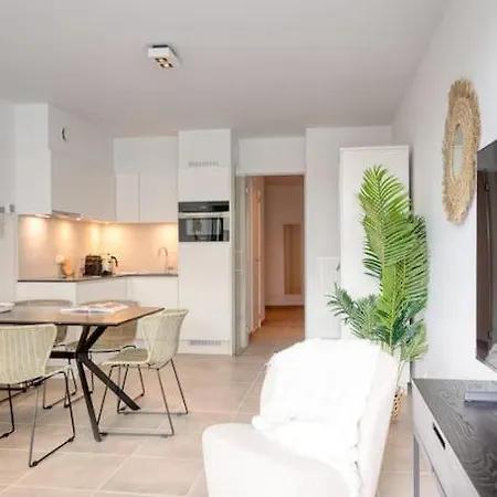 Апартаменты Family-friendly Beachside Retreat For 5 In *
