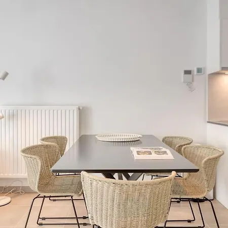 Family-friendly Beachside Retreat For 5 In Апартаменты Остенде