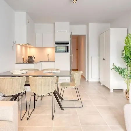Family-friendly Beachside Retreat For 5 In Апартаменты Остенде